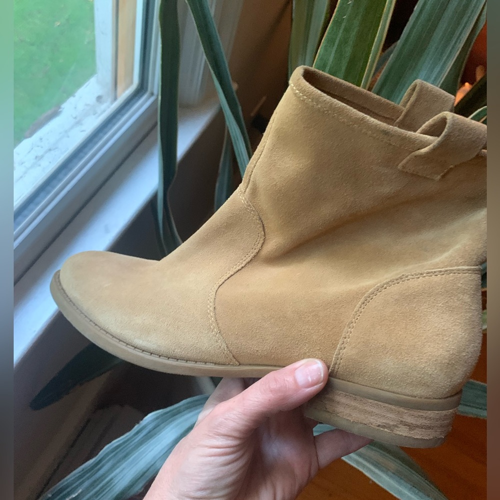 BCBGeneration SLOUCH TAN SUEDE BOOTIES, SZ 8.5, EXCELLENT PRE OWNED CONDITION - Picture 7 of 7